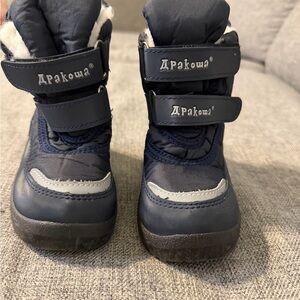Apakowa snow boots worn 1 time Navy with white fur inside size 7.5 toddler